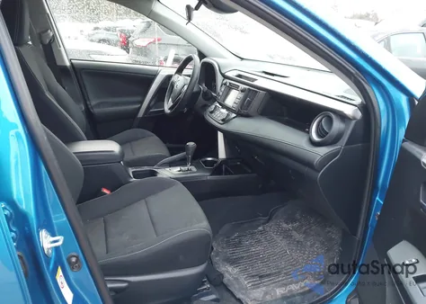 2017 Toyota Rav4 Xle z USA, uszkodzony, nr VIN JTMRFREV8HJ108192